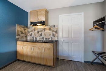 Standard Room, 1 King Bed, Accessible, Kitchenette