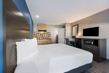 Standard Room, 1 King Bed, Accessible, Kitchenette