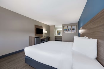 Standard Room, 1 King Bed, Accessible, Refrigerator & Microwave