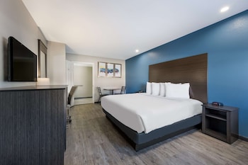 Standard Room, 1 King Bed, Accessible, Kitchenette
