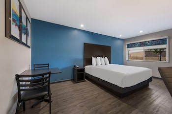 Standard Room, 1 King Bed, Accessible, Kitchenette