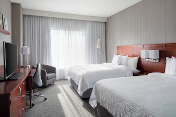 Room, 2 Queen Beds, Roll-in Shower