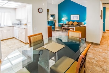 2 Bedrooms, Full Kitchen