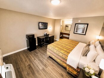 Room, 1 King Bed, Accessible, Smoking