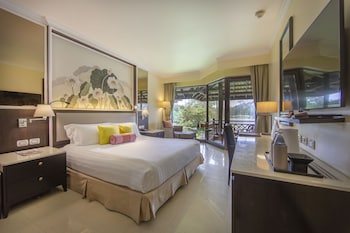 Deluxe Room, 1 King Bed, Lagoon View