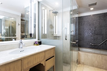 Executive Suite, 1 King Bed (Landmark)