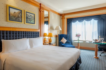 Standard Room, 1 King Bed, Club Lounge Access