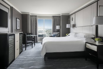 Club Room, 1 King Bed, City View