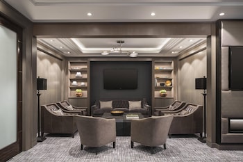 Club Room, 1 King Bed, City View