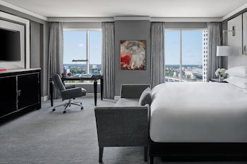 Club Room, 1 King Bed, City View