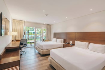 Room, 2 Queen Beds, Poolside