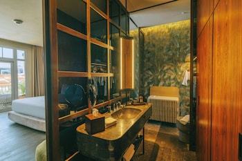 Club Room, 1 King Bed, Pool View, Tower (Tower)