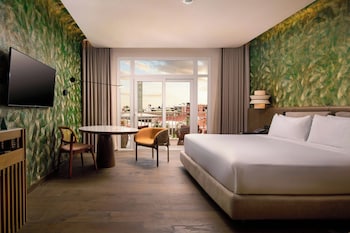 Club Room, 1 King Bed, Pool View, Tower (Tower)