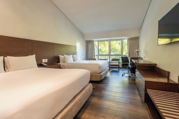 Room, 2 Queen Beds, Pool View