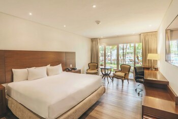 Room, 1 King Bed, Poolside