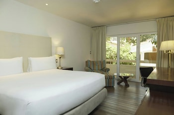Executive Room, 1 King Bed, Balcony, Garden View