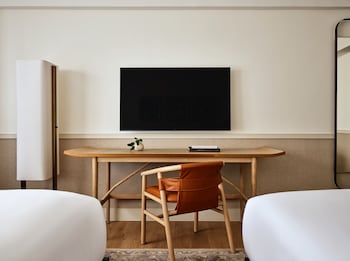 Room, 2 Queen Beds, City View (Bath Shower Combo)