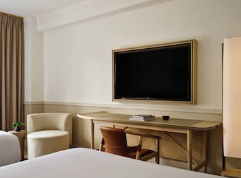 Room, 2 Queen Beds, City View (Bath Shower Combo)