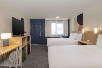 Room, 2 Queen Beds, Accessible, Bathtub (Mobility & Hearing)