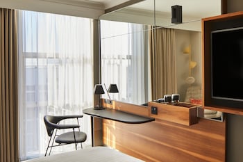 Deluxe Room, 1 Queen Bed