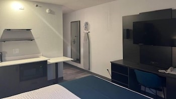 Standard Room, 1 Queen Bed, Non Smoking, Refrigerator & Microwave