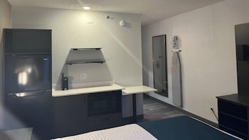 Standard Room, 1 Queen Bed, Non Smoking, Refrigerator & Microwave