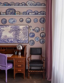 Suite (Porcelain Collectors)