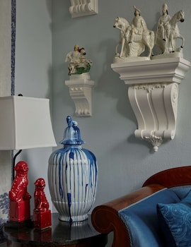 Suite (Porcelain Collectors)