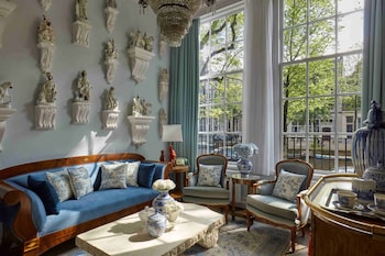 Suite (Porcelain Collectors)
