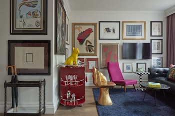 Suite (Art Collectors)