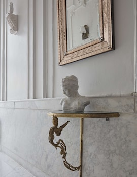 Suite (Antique Collectors)