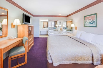 Deluxe Room, 1 King Bed, Hot Tub, Courtyard View
