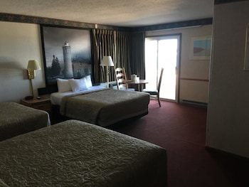 Family Room, 3 Queen Beds, Balcony, Lake View