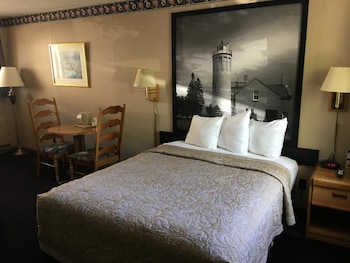 Standard Room, 1 Queen Bed, Courtyard View