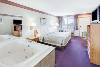 Deluxe Room, 1 King Bed, Hot Tub, Courtyard View
