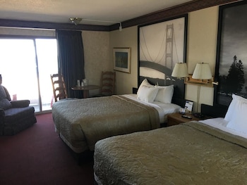 Family Room, 3 Queen Beds, Balcony, Lake View