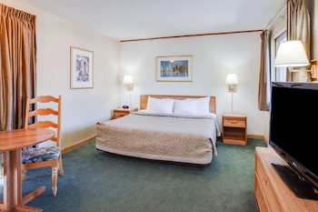 Standard Room, 1 King Bed, Balcony, Courtyard View