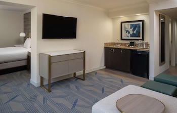 One Queen Bed, Alcove Suite