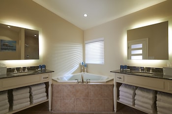 Suite, 3 Bedrooms (King/King/Two Queen, Gulf View)