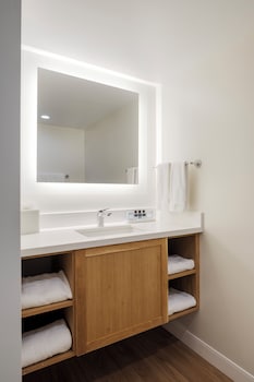 Suite, 1 Bedroom, Beachfront (King with Lanai)