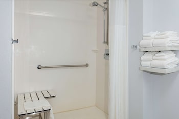 Room, 2 Queen Beds, Accessible (Roll-In Shower)