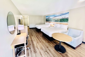 Room, 2 Queen Beds, Smoking