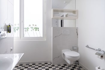 Mobility Accesible Room - Complimentary soft minibar, courtesy tray, digital press, fitness, sauna