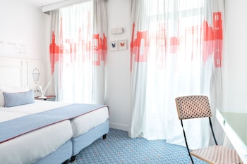 Superior Room with Twin Beds-Complimentary soft minibar,courtesy tray, digital press, fitness, sauna