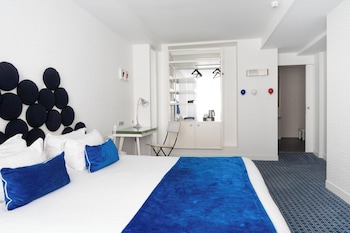 Mobility Accesible Room - Complimentary soft minibar, courtesy tray, digital press, fitness, sauna