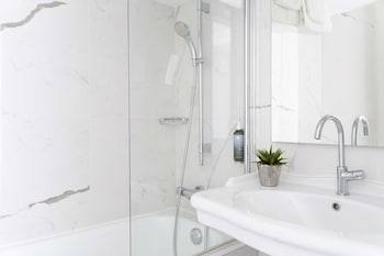 Twin Room - Complimentary soft minibar, courtesy tray, digital press, fitness, sauna