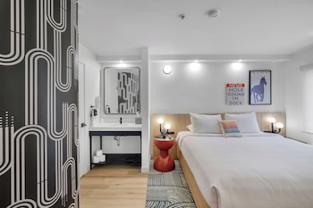 Standard Room, 1 King Bed