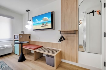 Standard Room, 1 Queen Bed, Accessible