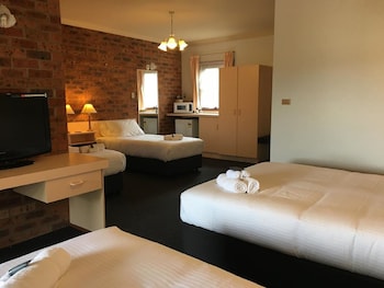 Family Room (1 Queen and 3 Single Beds)