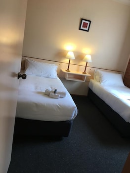 Family Room (1 Queen and 3 Single Beds)